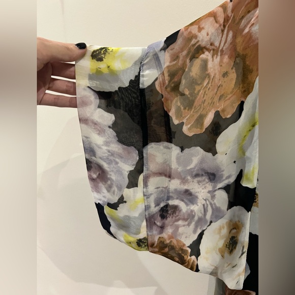 Dark floral flowy kimono/cardigan - Picture 2 of 5